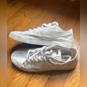 Women’s Nike Court Legacy size 8